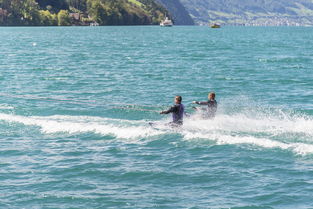 米兰体育官方网址入口-“快艇冲浪：东三叉湖赛场极速角逐，掀起水上运动的新浪潮”